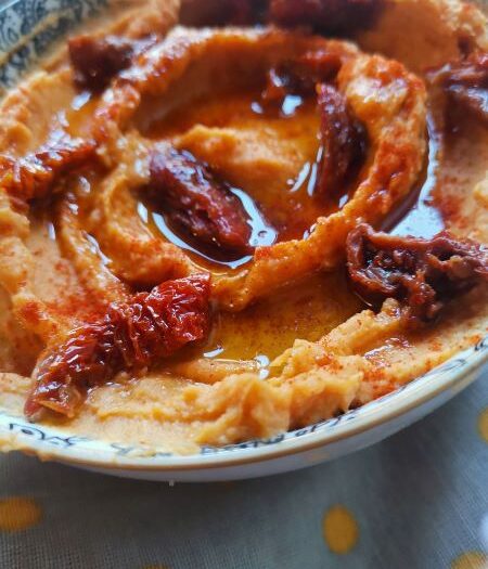 Hummus di ceci con patate dolci alla paprika affumicata.